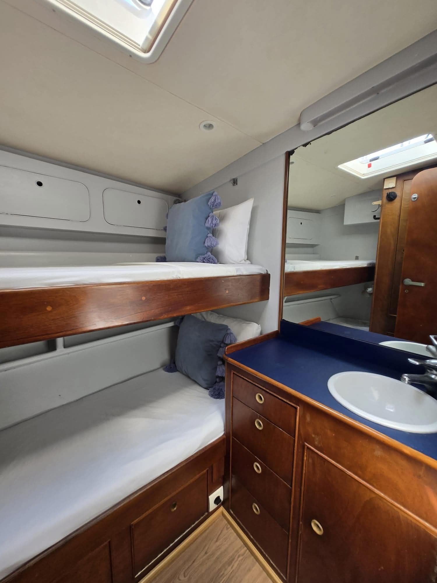 Flying Wing twin cabin with bunk berths and en-suite vanity