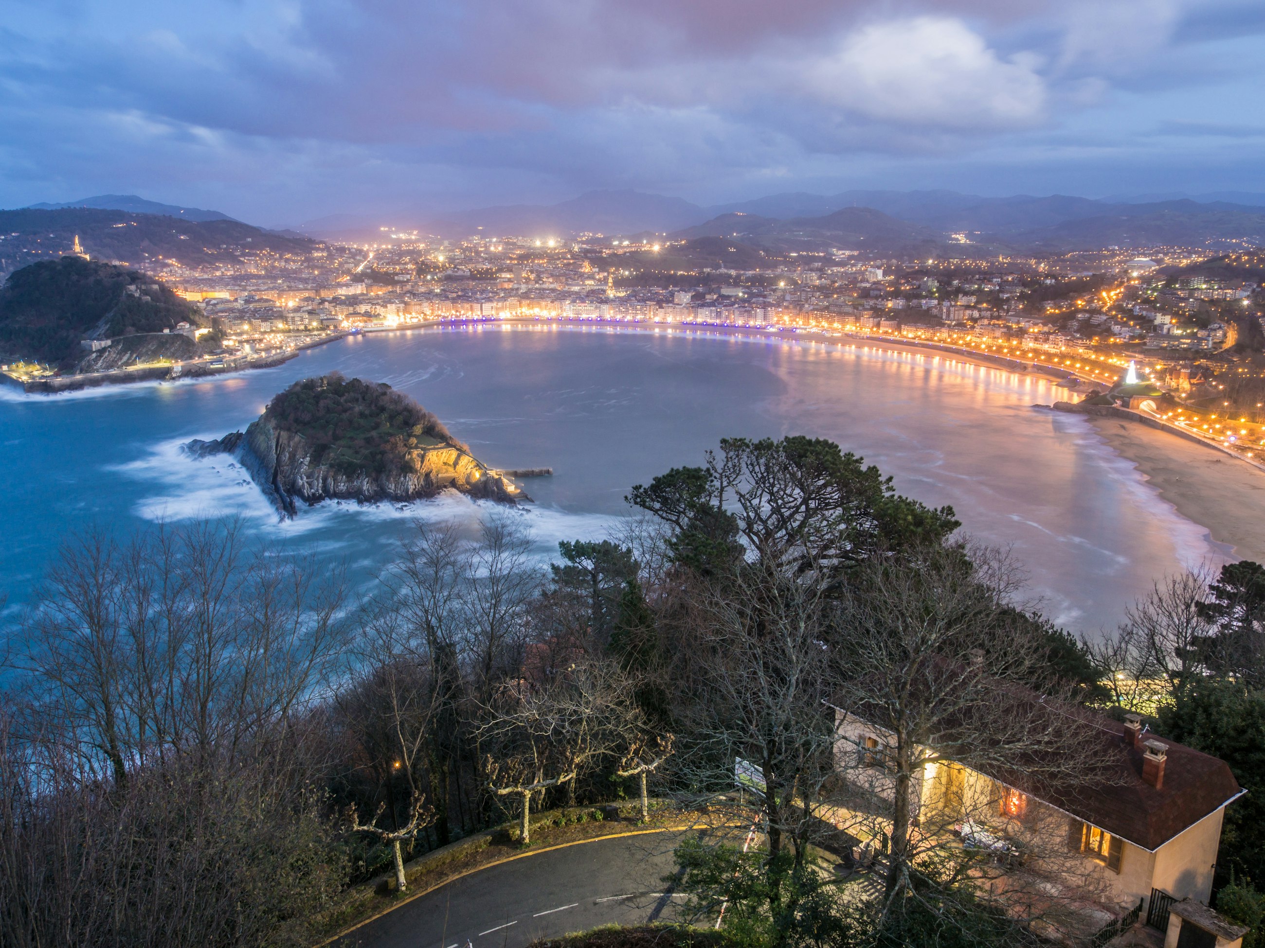 La Concha bay in San Sebastián at dusk — Rex Sailing cruising grounds