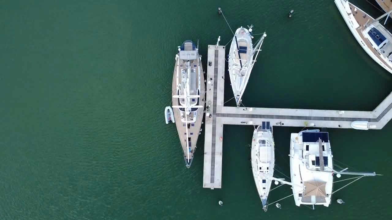 Vista aérea cenital de Cap II en la marina