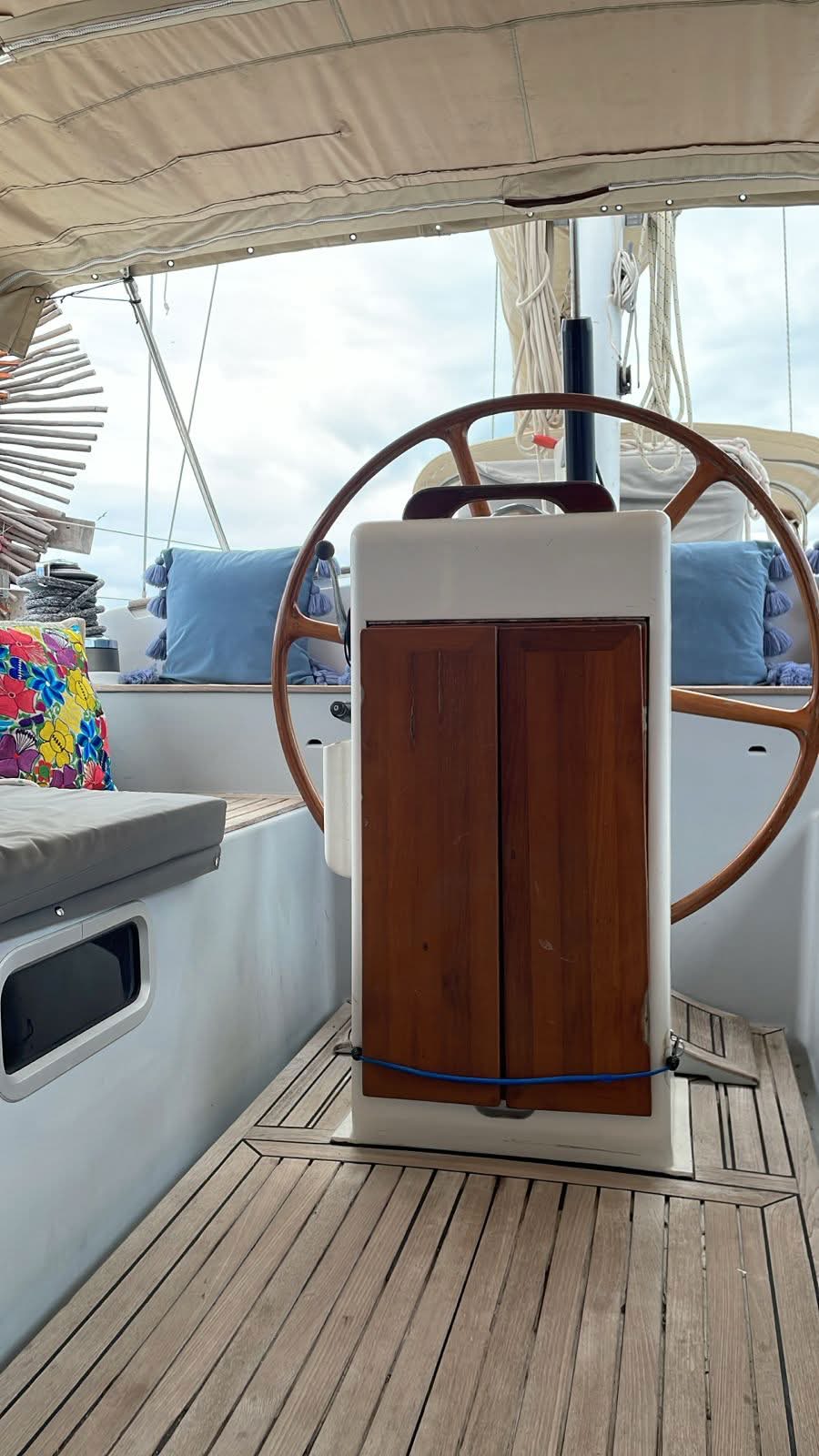 Rueda de timón de madera y bañera de teca de Flying Wing bajo el bimini